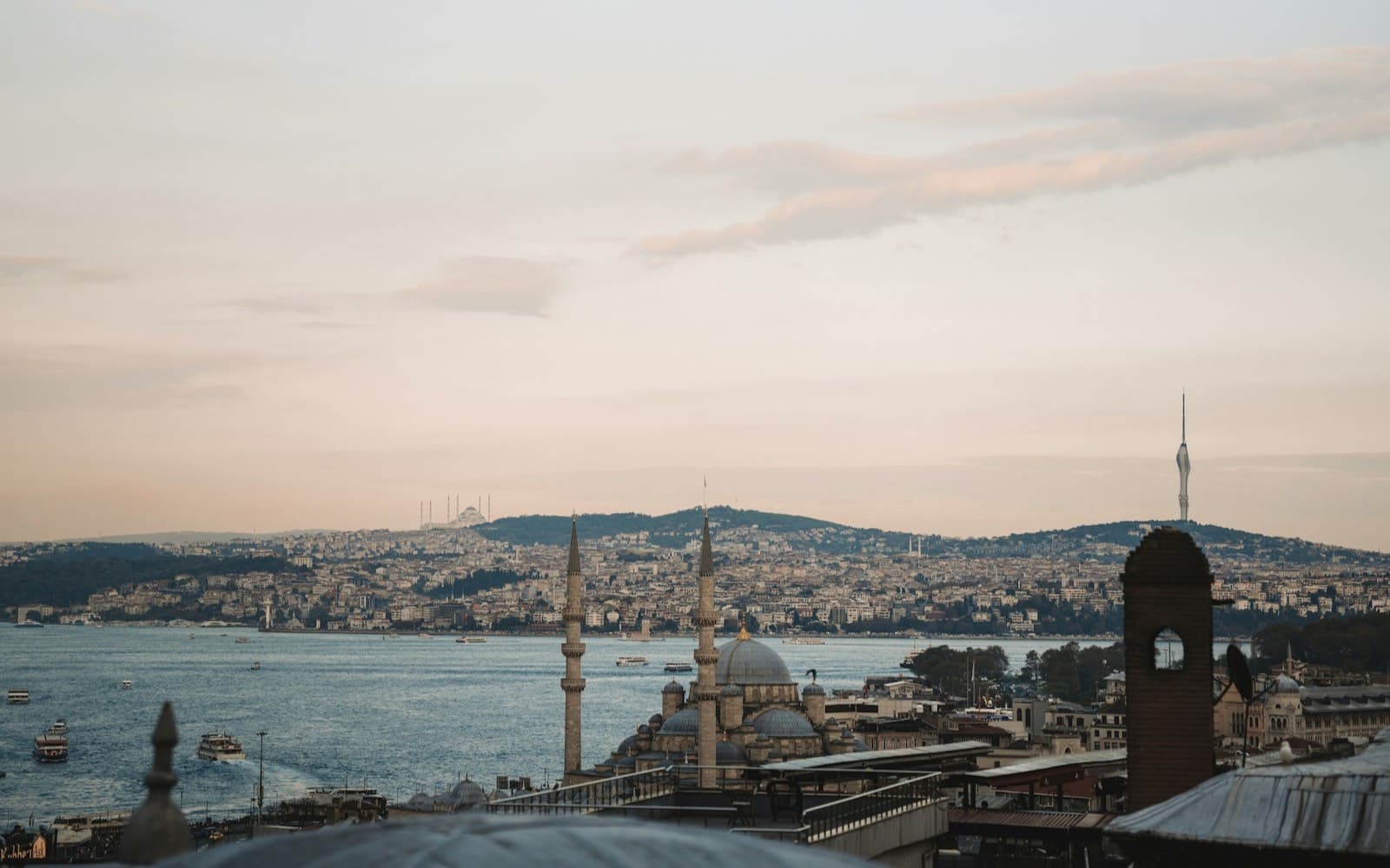 Boğaz ve tarihi yarımada ile İstanbul silüeti