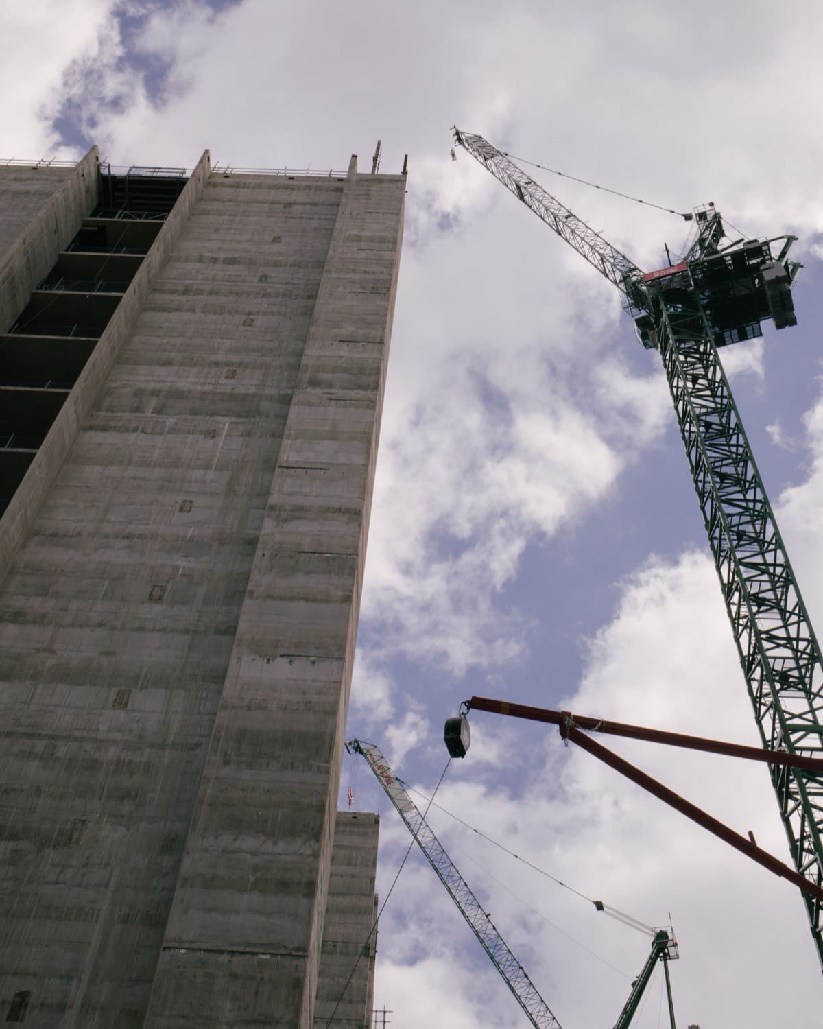 Kule vinç eşliğinde yükselen betonarme yapı