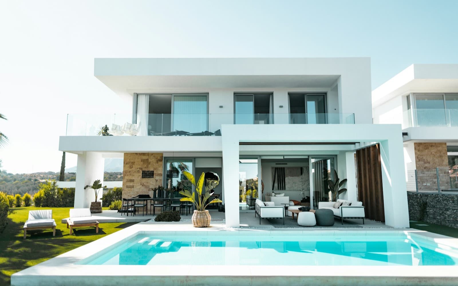 Havuzlu, geniş cam cepheli modern beyaz villa
