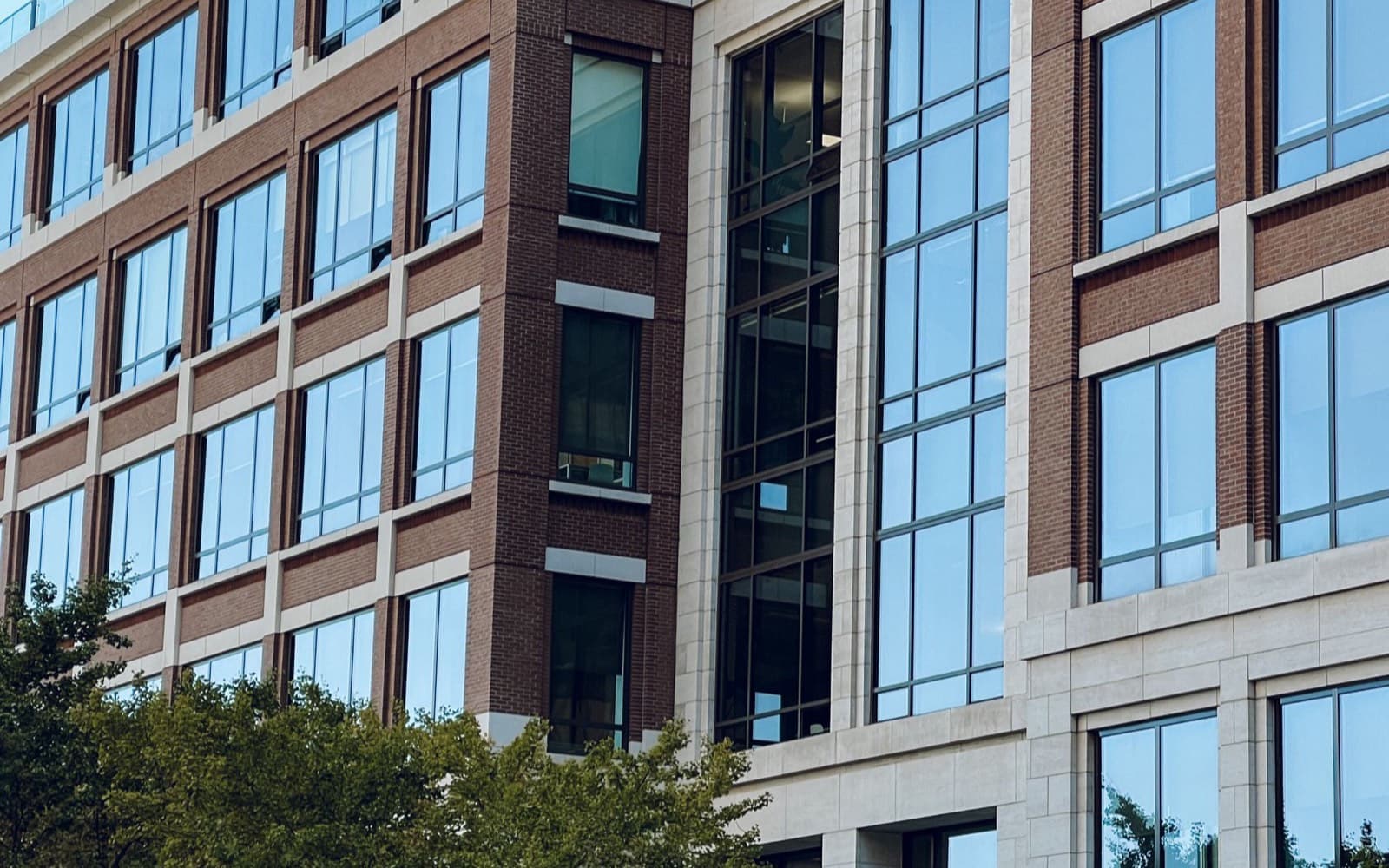 Tuğla ve cam cepheli modern ofis binası